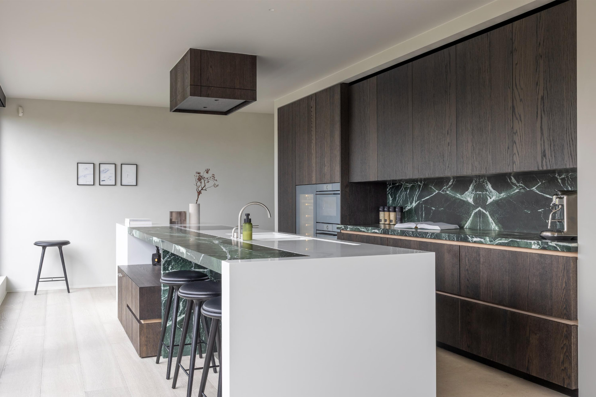Keuken in donker eik met groen marmer