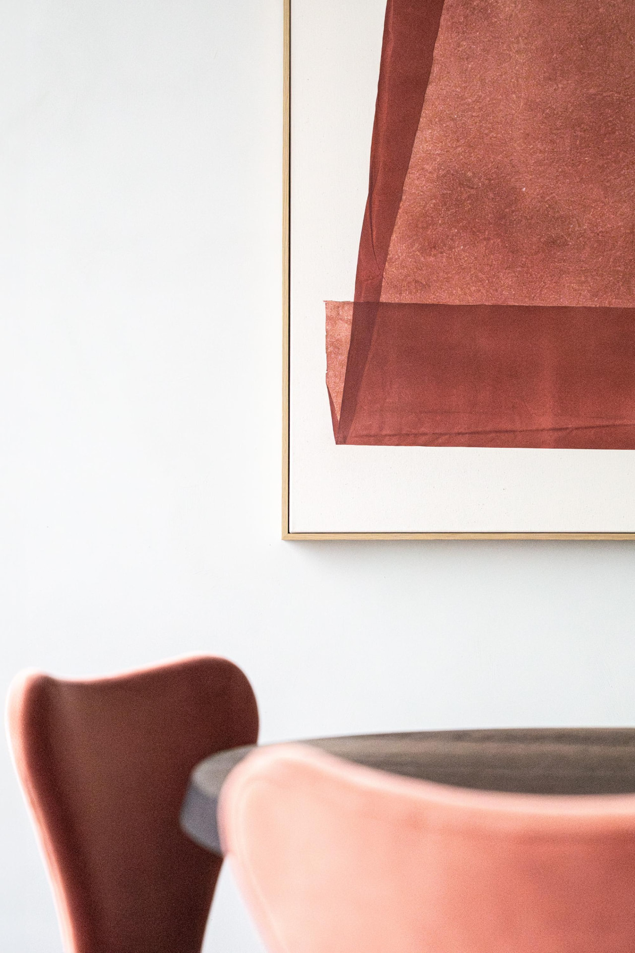 Kunstwerk in terracotta boven de eettafel