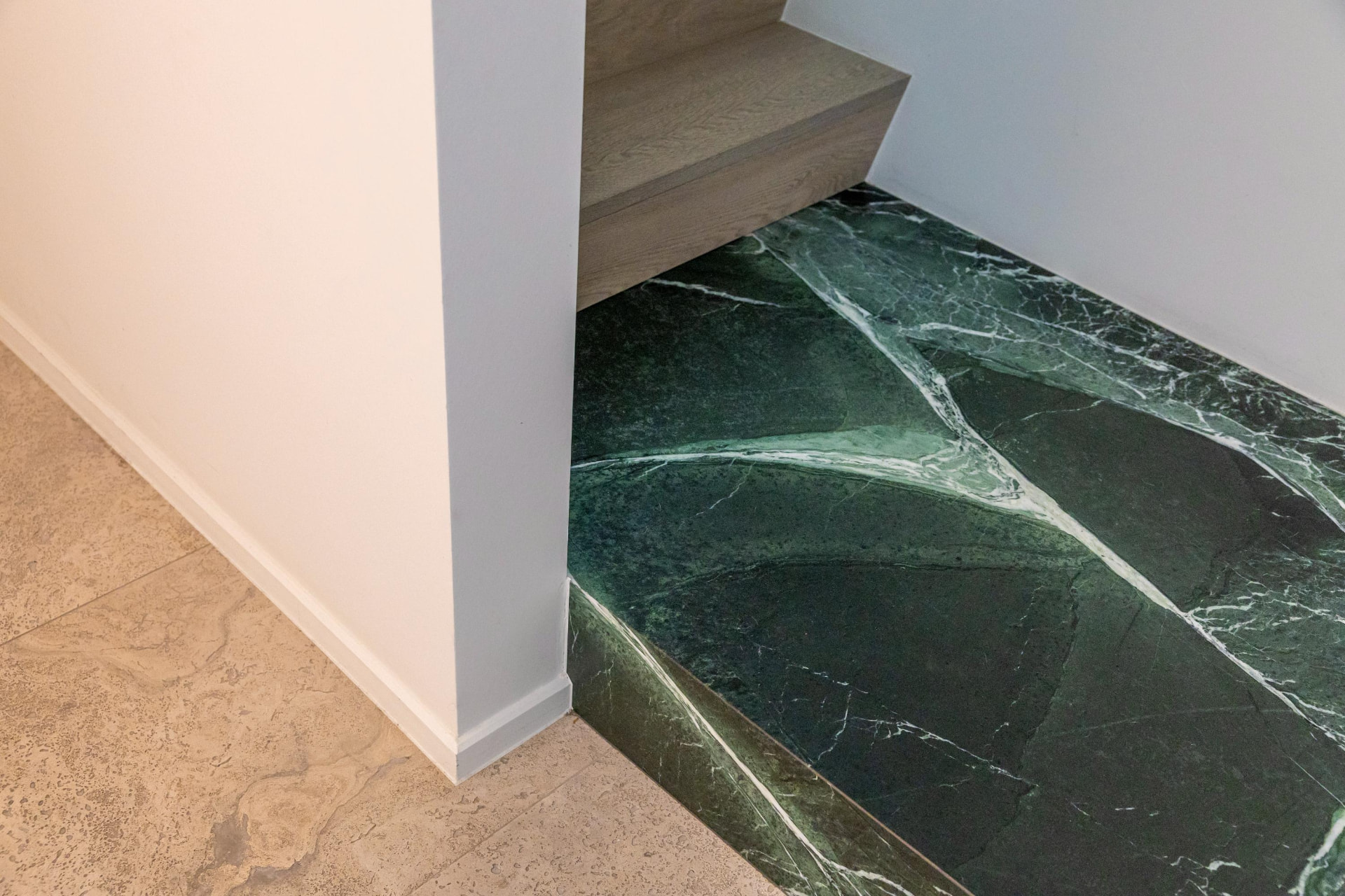 Groen marmeren traphal met eiken trede